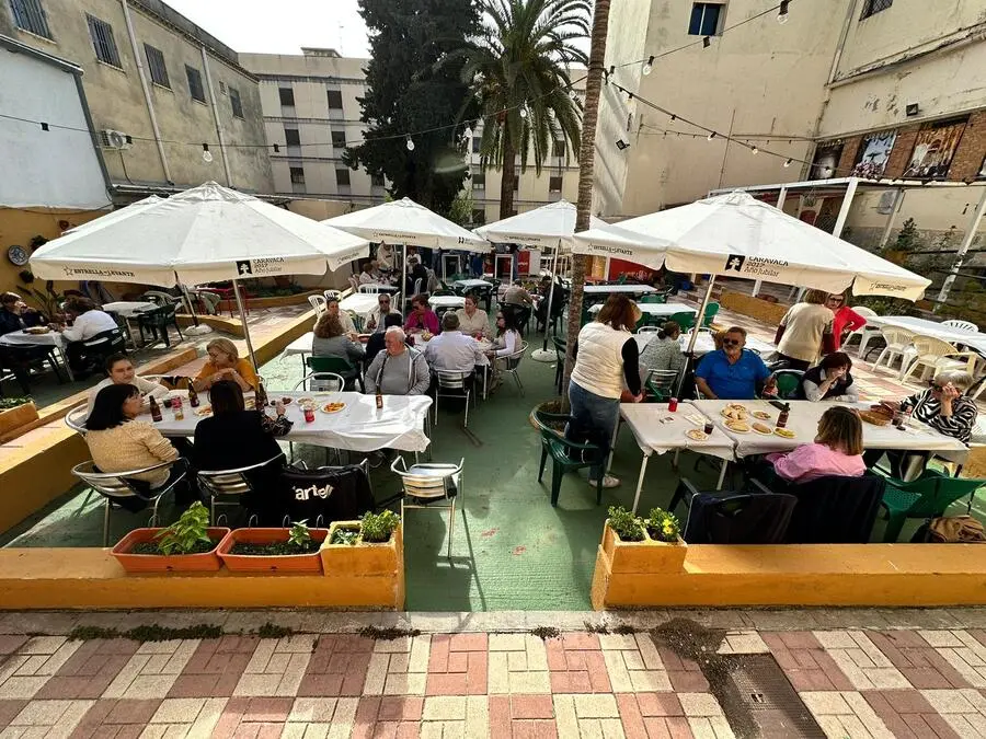 Tapeo solidario en El Roc&iacute;o / Mohamed Ettuoileb