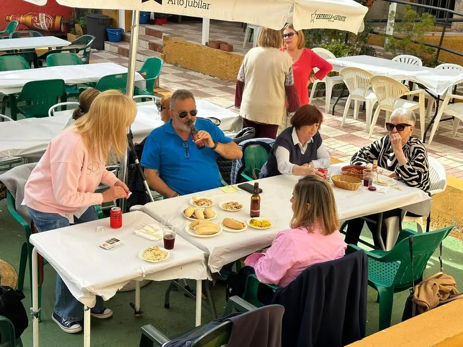 Tapeo solidario en El Roc&iacute;o / Mohamed Ettuoileb