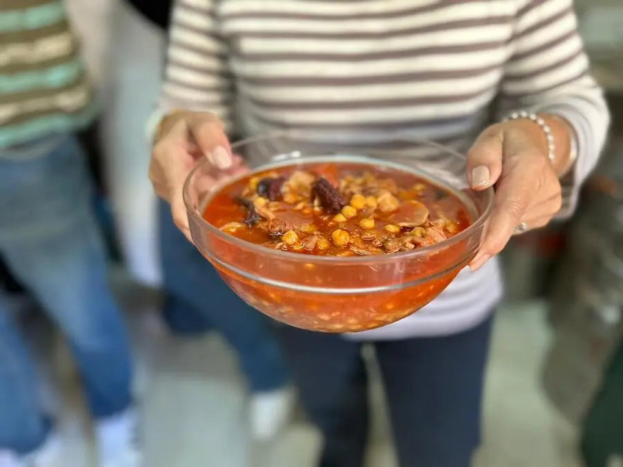 Tapeo solidario en El Roc&iacute;o / Mohamed Ettuoileb