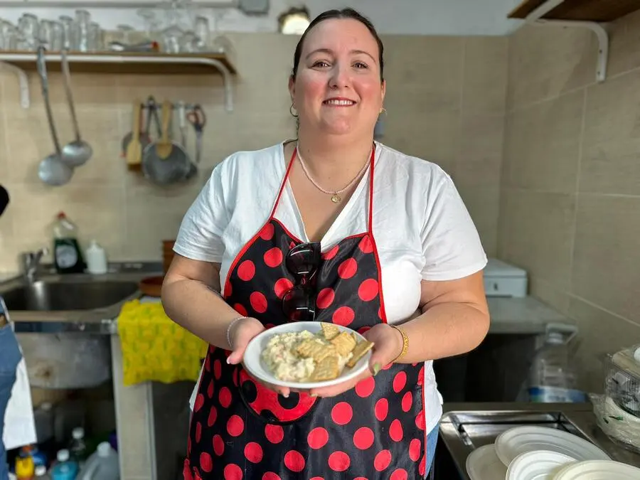 Tapeo solidario en El Roc&iacute;o / Mohamed Ettuoileb