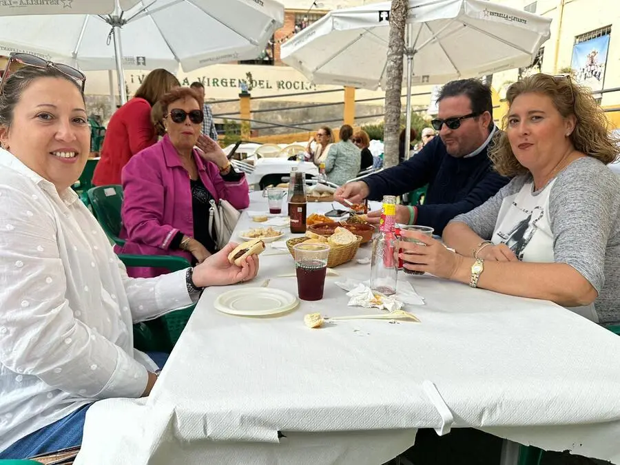 Tapeo solidario en El Roc&iacute;o / Mohamed Ettuoileb