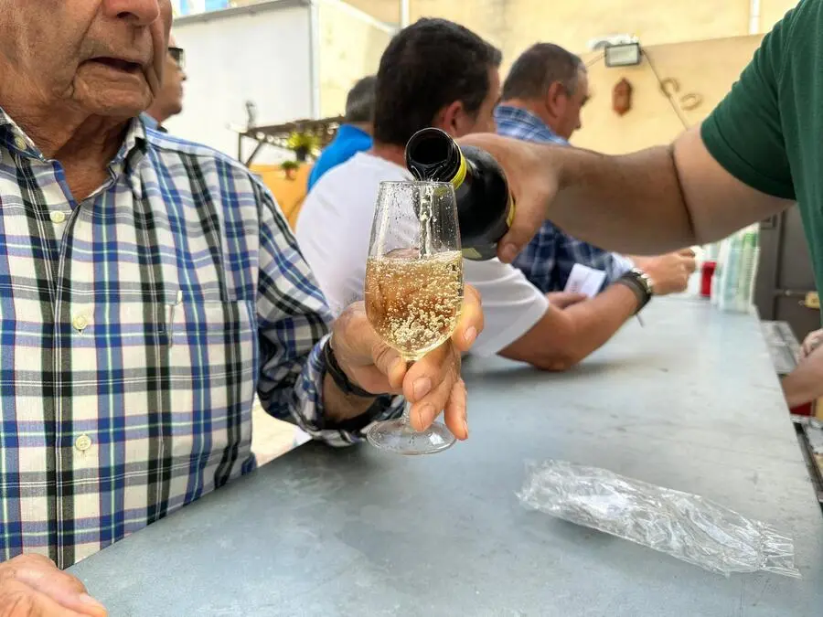 Tapeo solidario en El Roc&iacute;o / Mohamed Ettuoileb
