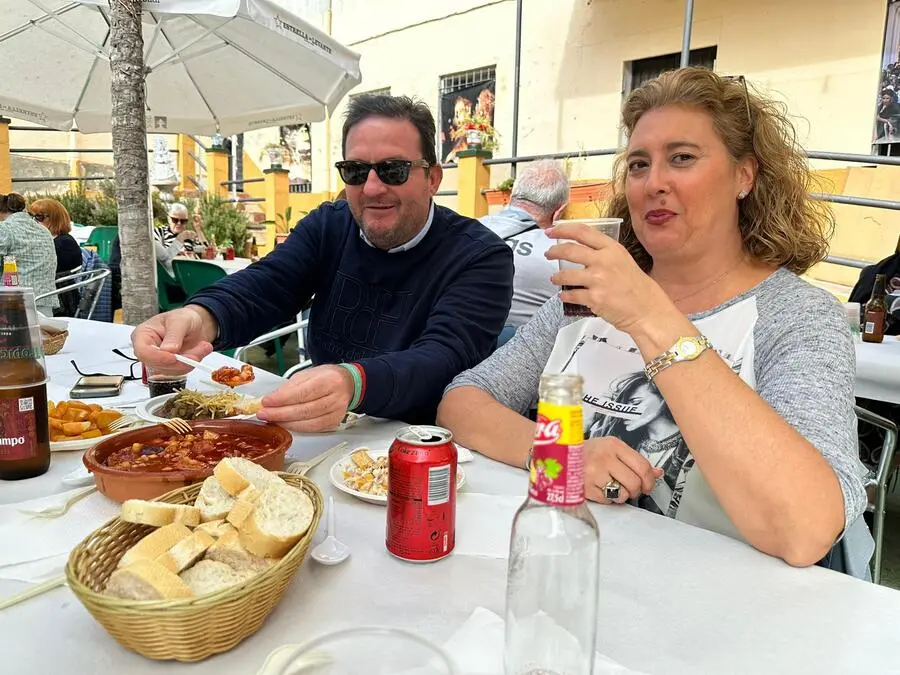 Tapeo solidario en El Roc&iacute;o / Mohamed Ettuoileb
