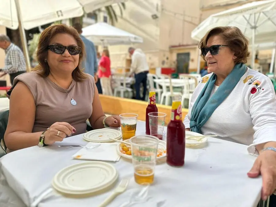 Tapeo solidario en El Roc&iacute;o / Mohamed Ettuoileb