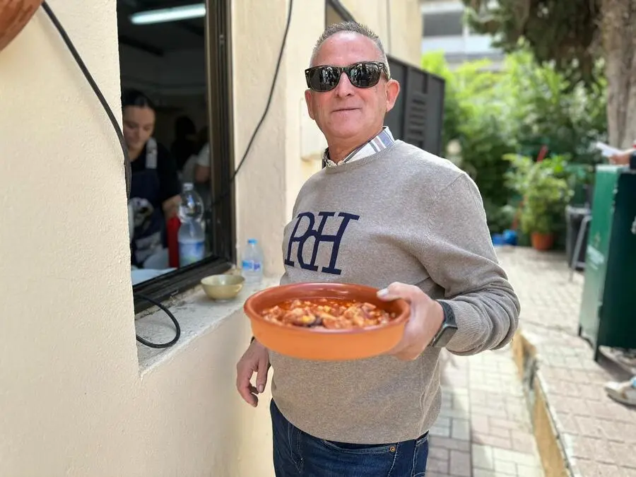 Tapeo solidario en El Roc&iacute;o / Mohamed Ettuoileb