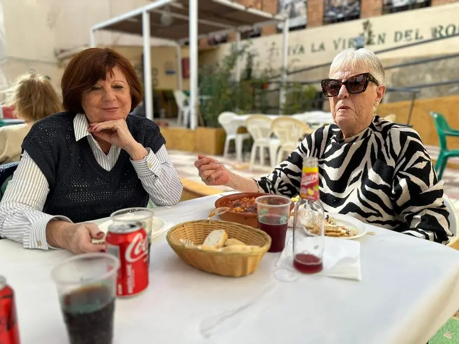 Tapeo solidario en El Roc&iacute;o / Mohamed Ettuoileb