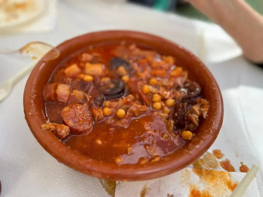 Tapeo solidario en El Roc&iacute;o / Mohamed Ettuoileb
