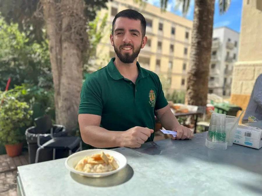 Tapeo solidario en El Roc&iacute;o / Mohamed Ettuoileb