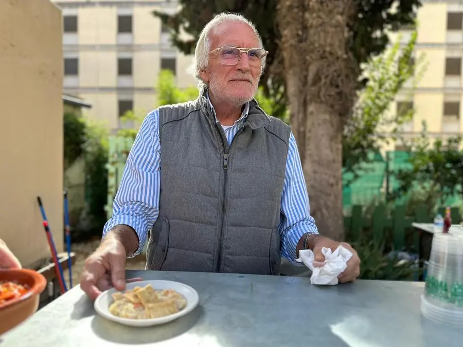 Tapeo solidario en El Roc&iacute;o / Mohamed Ettuoileb
