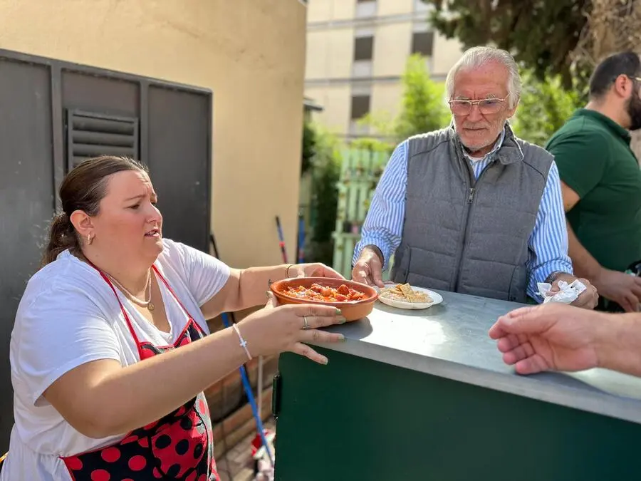 Tapeo solidario en El Roc&iacute;o / Mohamed Ettuoileb