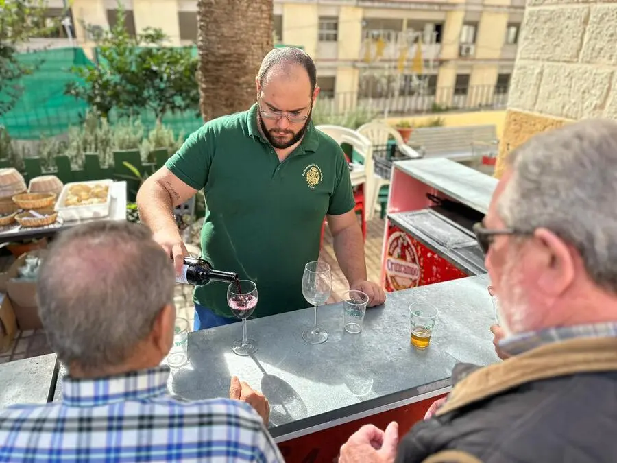 Tapeo solidario en El Roc&iacute;o / Mohamed Ettuoileb