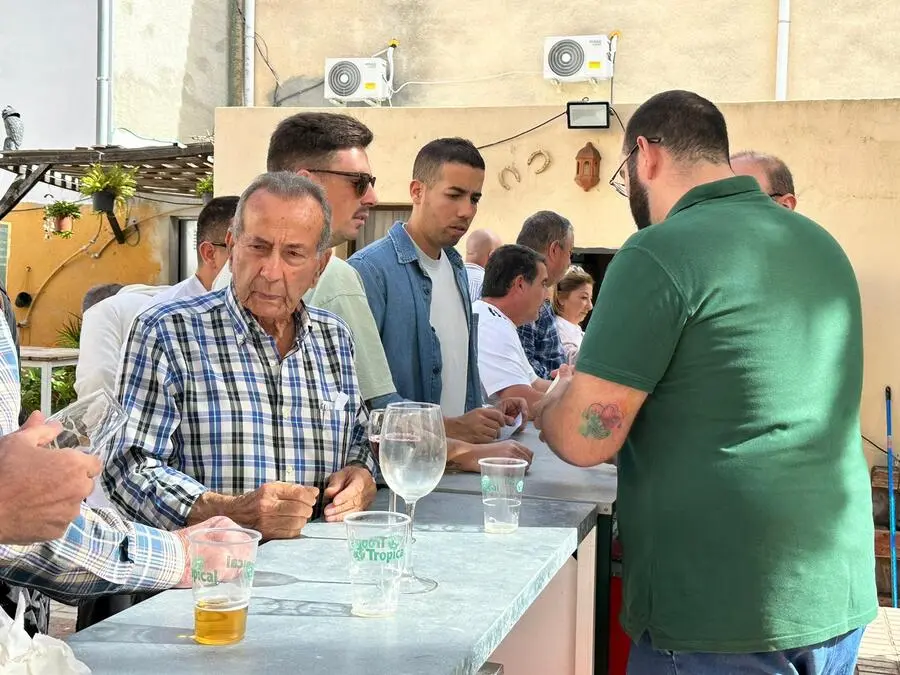 Tapeo solidario en El Roc&iacute;o / Mohamed Ettuoileb