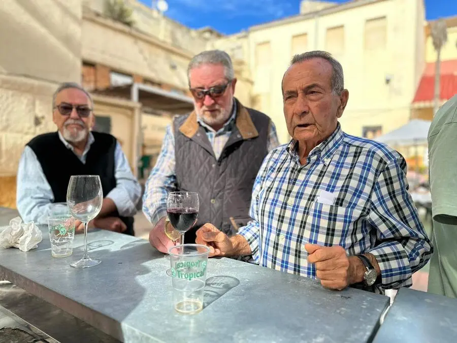 Tapeo solidario en El Roc&iacute;o / Mohamed Ettuoileb