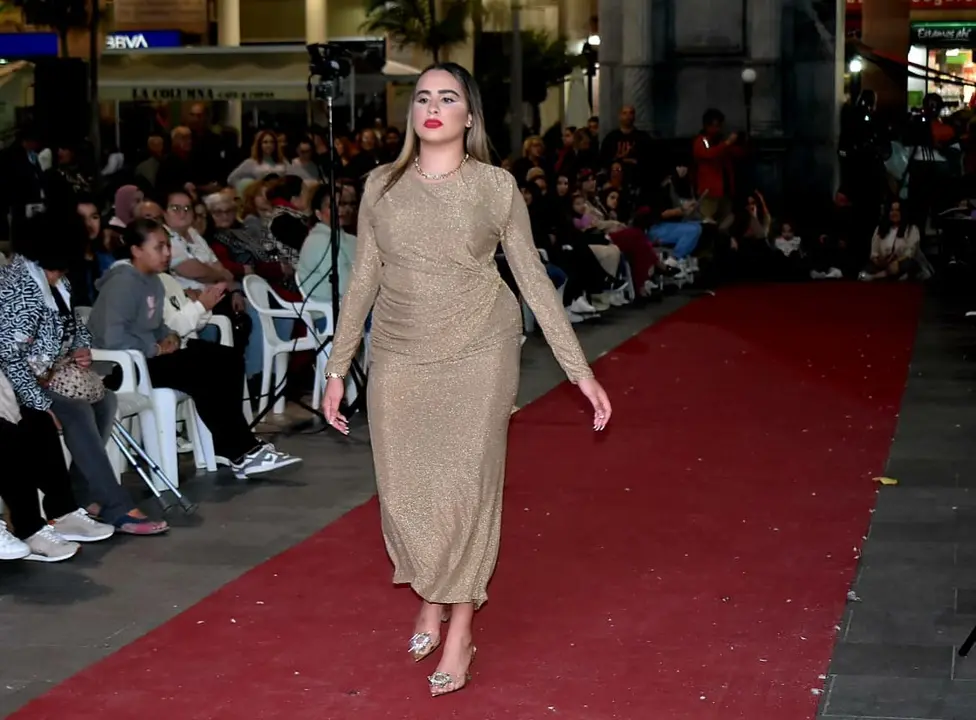 Desfile de moda 'fiesta' de la Semana del Comercio. Foto: Rafa B&aacute;ez