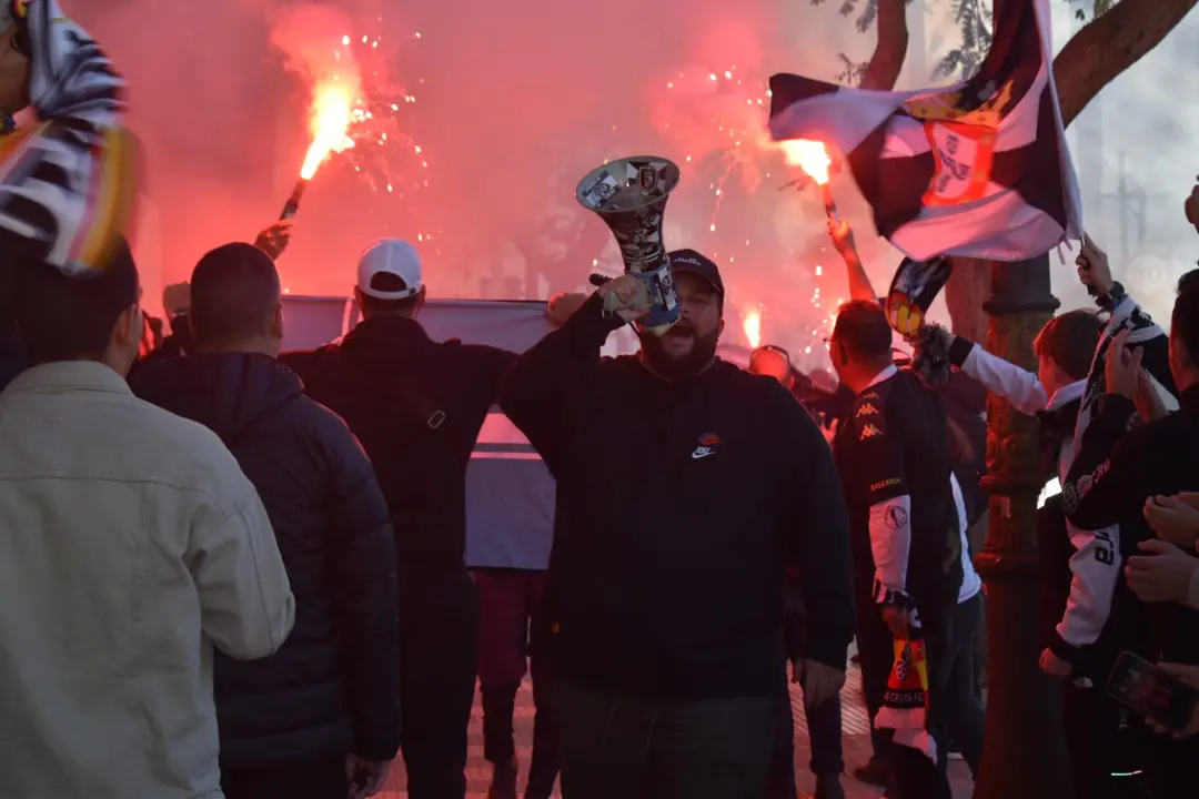 La afici&oacute;n recibe a la AD Ceuta FC antes de su partido frente al Ibiza / Rafa B&aacute;ez