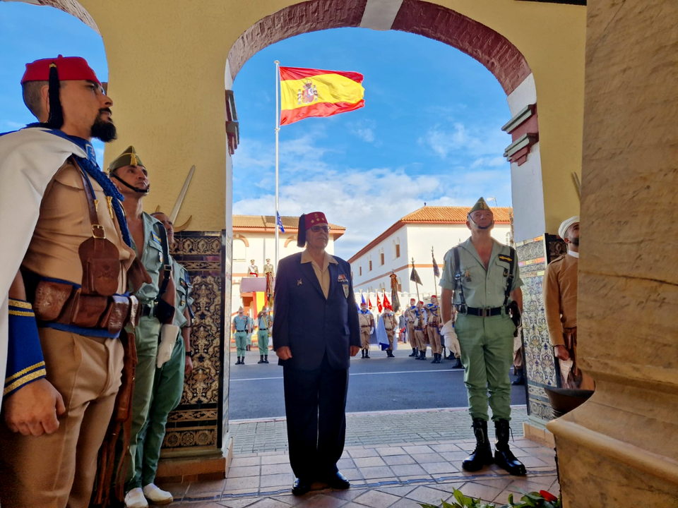 Momento en el que se homenajea a los ca&iacute;dos/ COMGECEU
