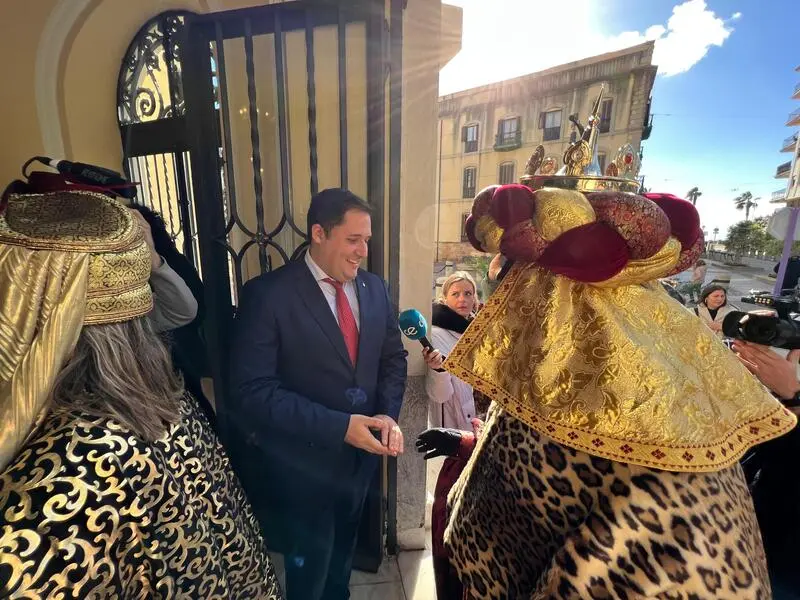 Alejandro Ram&iacute;rez, presidente accidental de la Ciudad, saluda a uno de los Reyes Magos/ Dani Hern&aacute;ndez