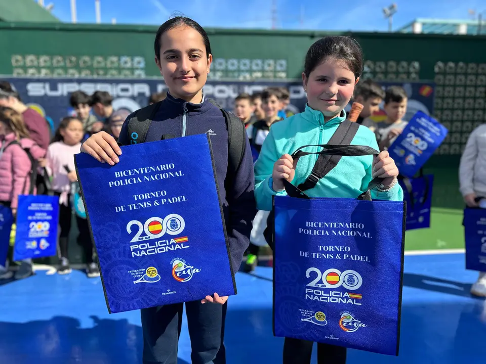 Fiesta del P&aacute;del y del Tenis para celebrar los 200 a&ntilde;os de la Polic&iacute;a Nacional. Foto: Mohamed Ettouileb