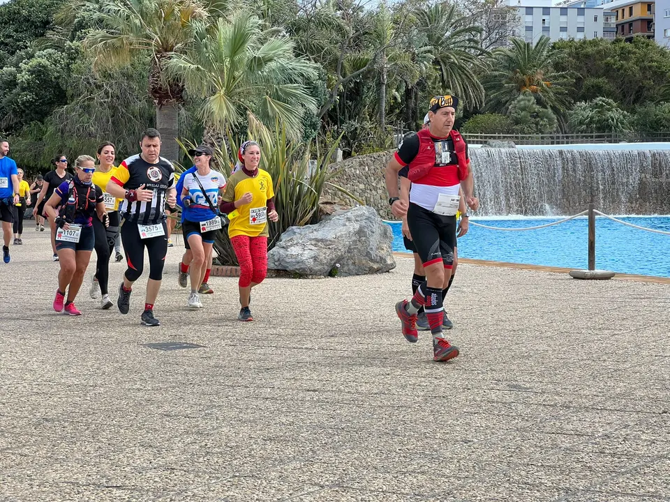 Paso de la Cuna de la Legi&oacute;n por el Parque Mar&iacute;timo / Daniel Hern&aacute;ndez