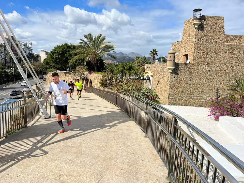 Paso de la Cuna de la Legi&oacute;n por el Parque Mar&iacute;timo / Daniel Hern&aacute;ndez