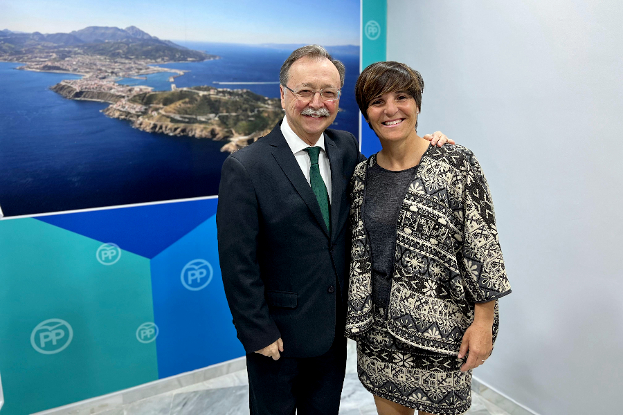 La galardonada, Olga Chaves, junto al presidente del Partido Popular, Juan Vivas / Daniel Hern&aacute;ndez