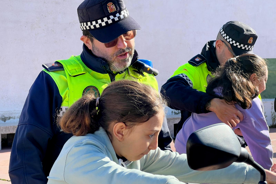 Agentes de la Polic&iacute;a Local junto a dos alumnas del Pr&iacute;ncipe Felipe _ Daniel Hern&aacute;ndez
