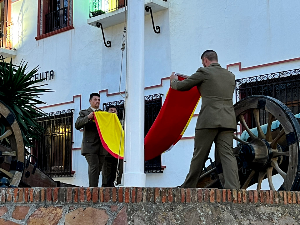 Arriado de Bandera por el aniversario del Regimiento de Caballer&iacute;a Montesa - 3 (8)
