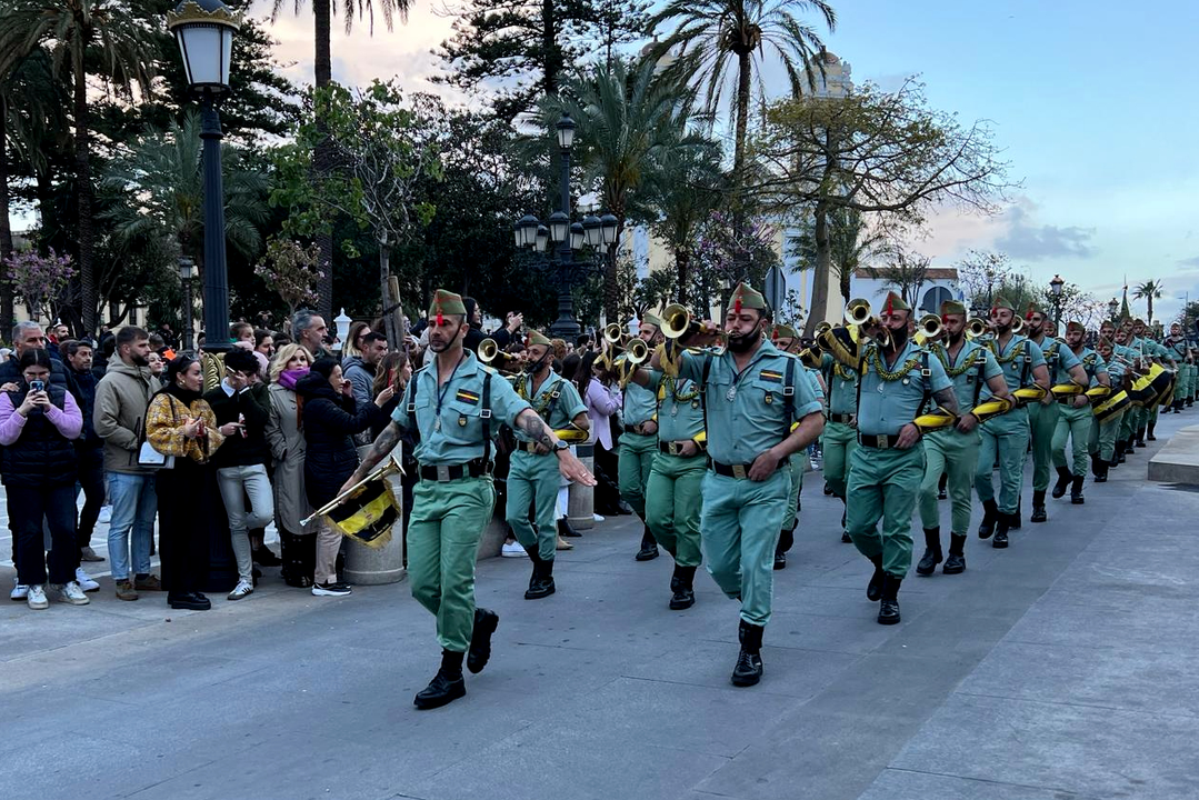 Desfile bajo la lluvia del Tercio Duque de Alba Segundo de La Legi&oacute;n  (19)
