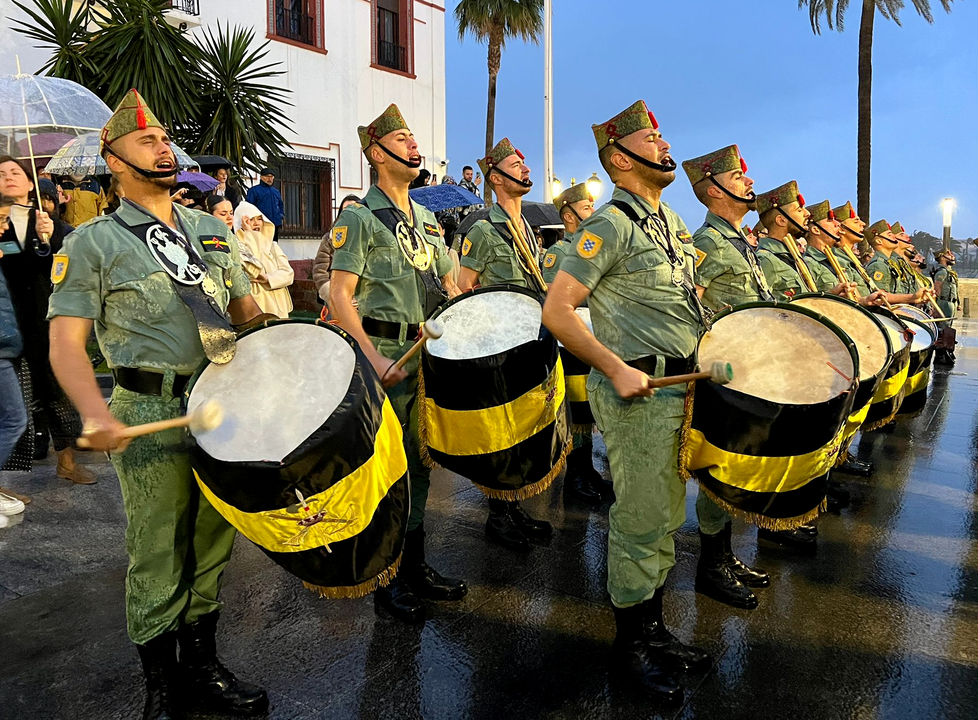 Desfile bajo la lluvia del Tercio Duque de Alba Segundo de La Legi&oacute;n  (6)