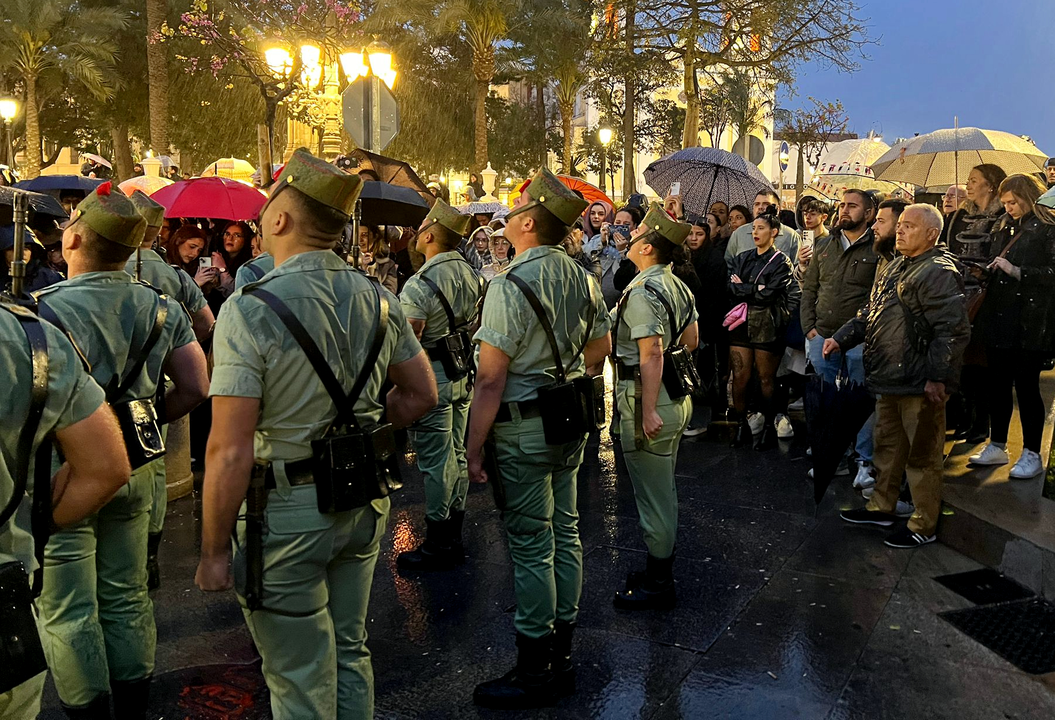 Desfile bajo la lluvia del Tercio Duque de Alba Segundo de La Legi&oacute;n  (1)