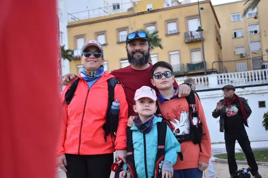 Salida de la Vuelta a Ceuta Andando de Anyera / Rafa B&aacute;ez