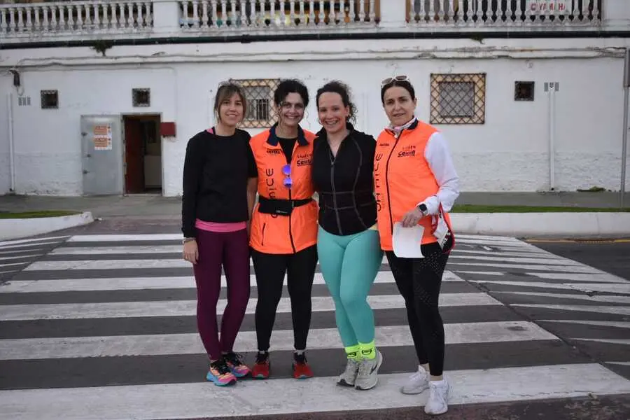 Salida de la Vuelta a Ceuta Andando de Anyera / Rafa B&aacute;ez