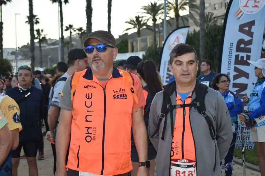 Salida de la Vuelta a Ceuta Andando de Anyera / Rafa B&aacute;ez