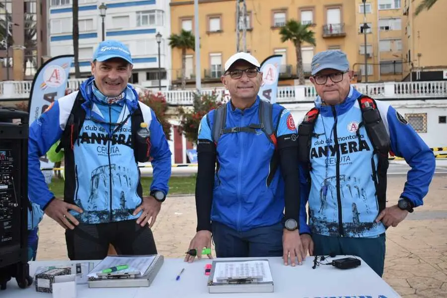 Salida de la Vuelta a Ceuta Andando de Anyera / Rafa B&aacute;ez