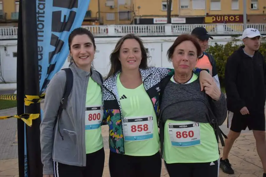Salida de la Vuelta a Ceuta Andando de Anyera / Rafa B&aacute;ez