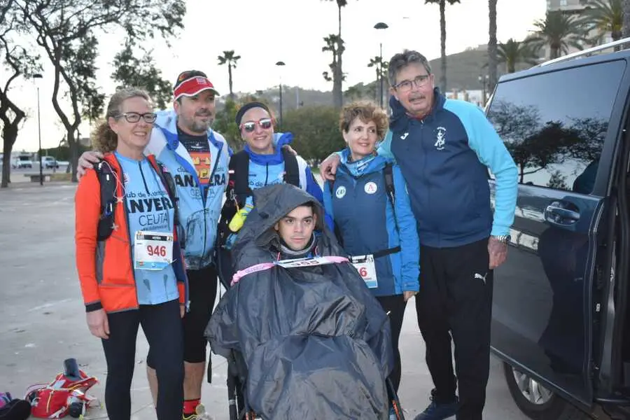 Salida de la Vuelta a Ceuta Andando de Anyera / Rafa B&aacute;ez