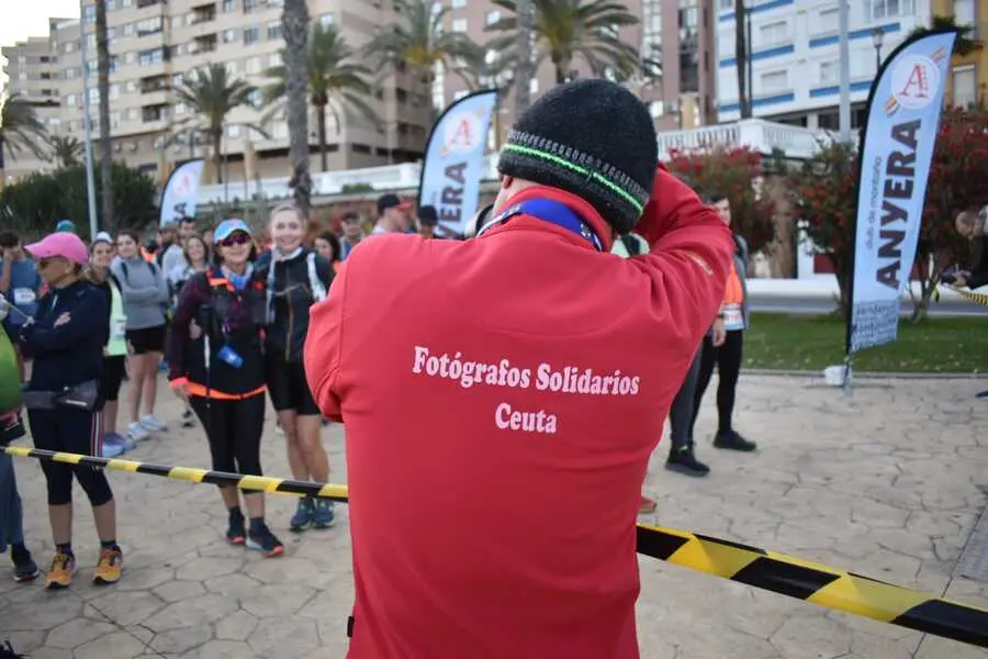 Salida de la Vuelta a Ceuta Andando de Anyera / Rafa B&aacute;ez
