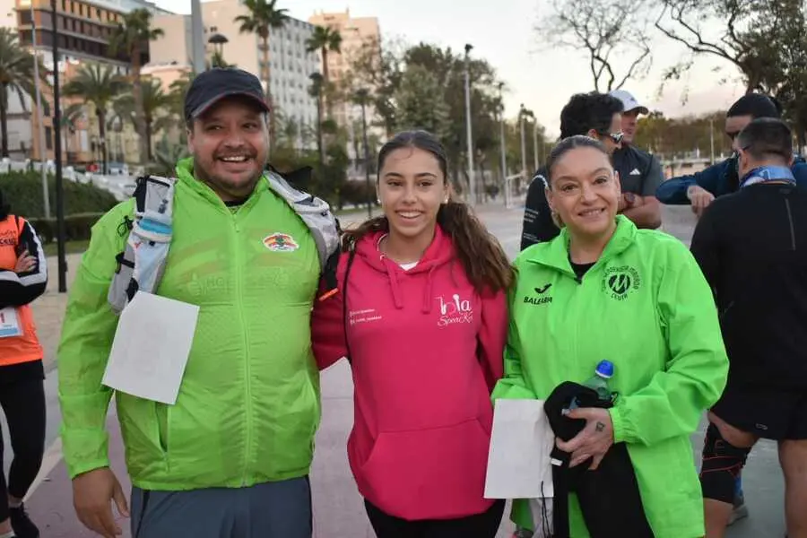 Salida de la Vuelta a Ceuta Andando de Anyera / Rafa B&aacute;ez