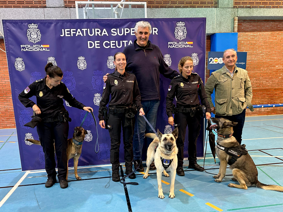 Exhibici&oacute;n canina en el Torneo de Baloncesto por el Bicentenario de la Polic&iacute;a Nacional  (3)
