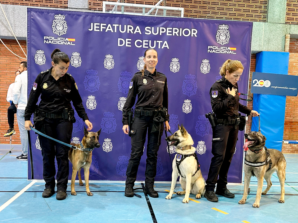 Exhibici&oacute;n canina en el Torneo de Baloncesto por el Bicentenario de la Polic&iacute;a Nacional  (2)