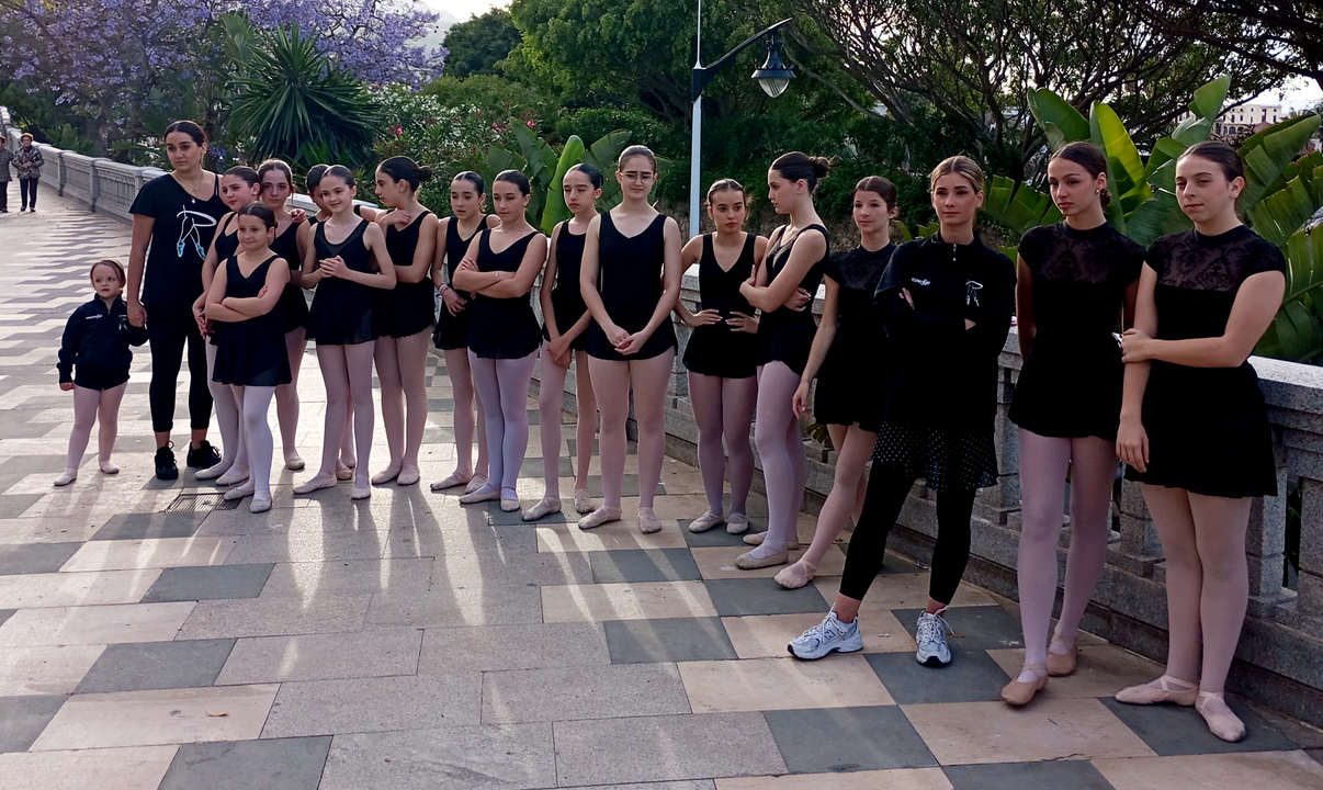 Parte de las alumnas, en un momento del ensayo/ Juanjo Coronado
