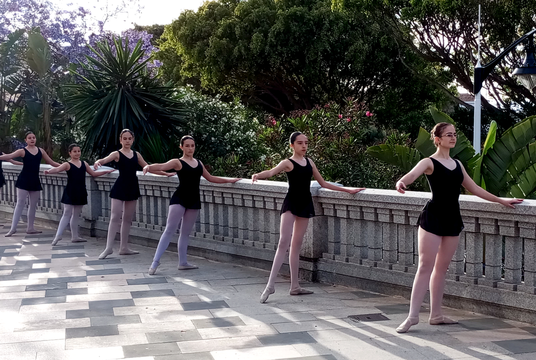 La danza sale a la calle gracias al Ballet de Rosa Founaud (4)