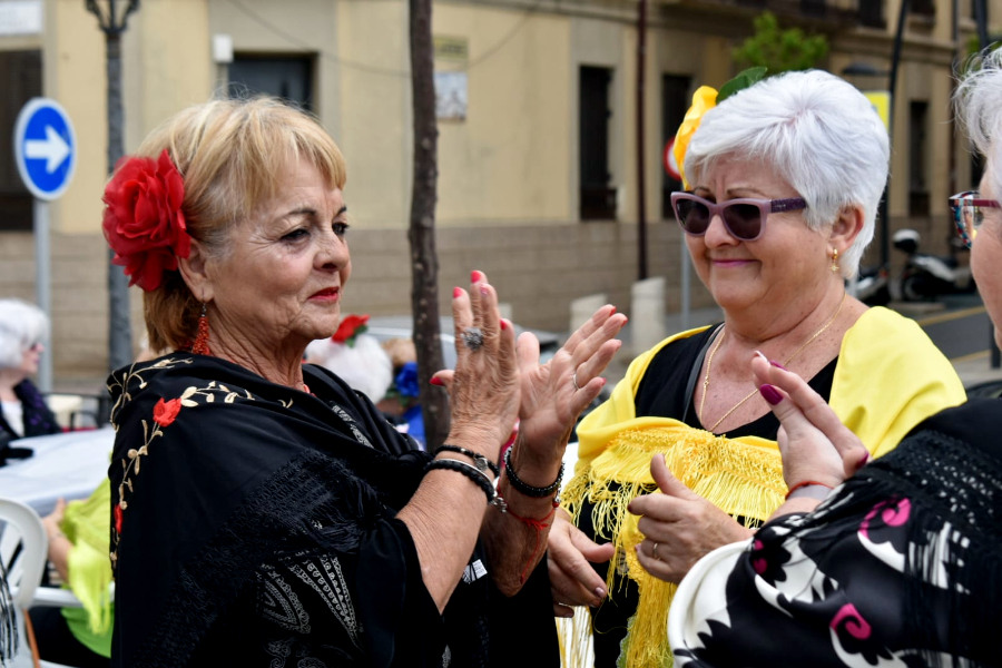 Los mayores disfrutan de su Cruz de Mayo _ Rafa B&aacute;ez(9)