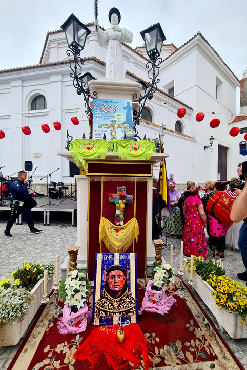 Los mayores disfrutan de su Cruz de Mayo _ Rafa B&aacute;ez(1)