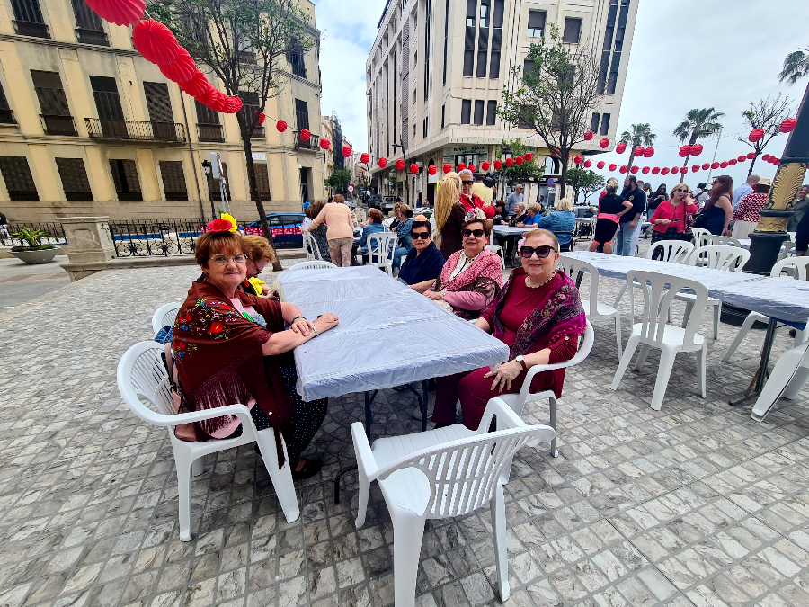 Los mayores disfrutan de su Cruz de Mayo _ Rafa B&aacute;ez