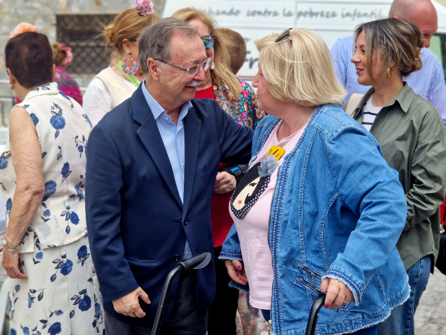 Los mayores disfrutan de su Cruz de Mayo _ Laura Ortiz(5)
