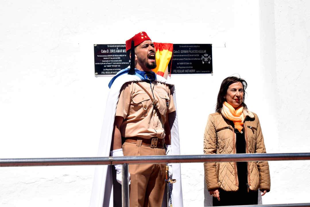 La ministra Robles preside el homenaje de Regulares al cabo Palacios (1)