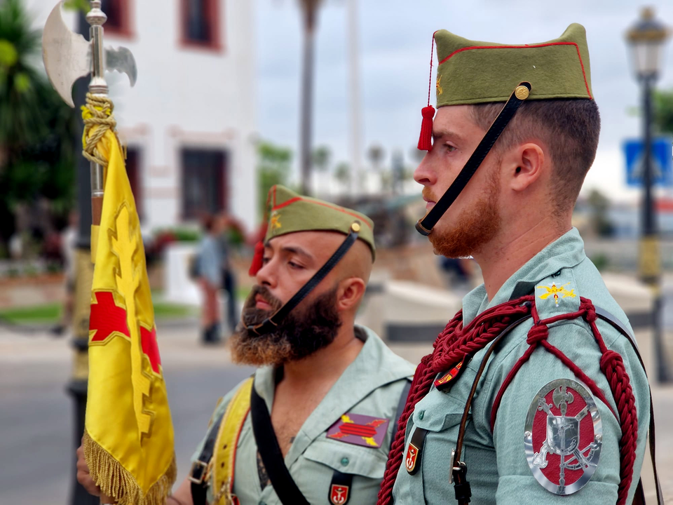 Arriado de Bandera protagonizado por La Legi&oacute;n por el D&iacute;a de las Fuerzas Armadas / Laura Ortiz