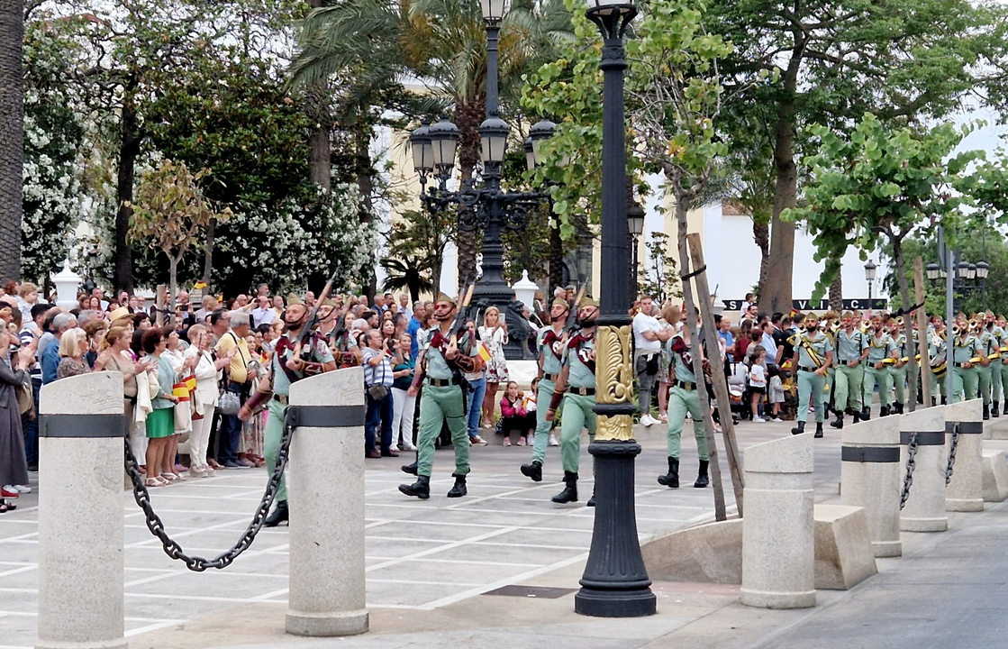 Arriado de Bandera protagonizado por La Legi&oacute;n por el D&iacute;a de las Fuerzas Armadas (22)