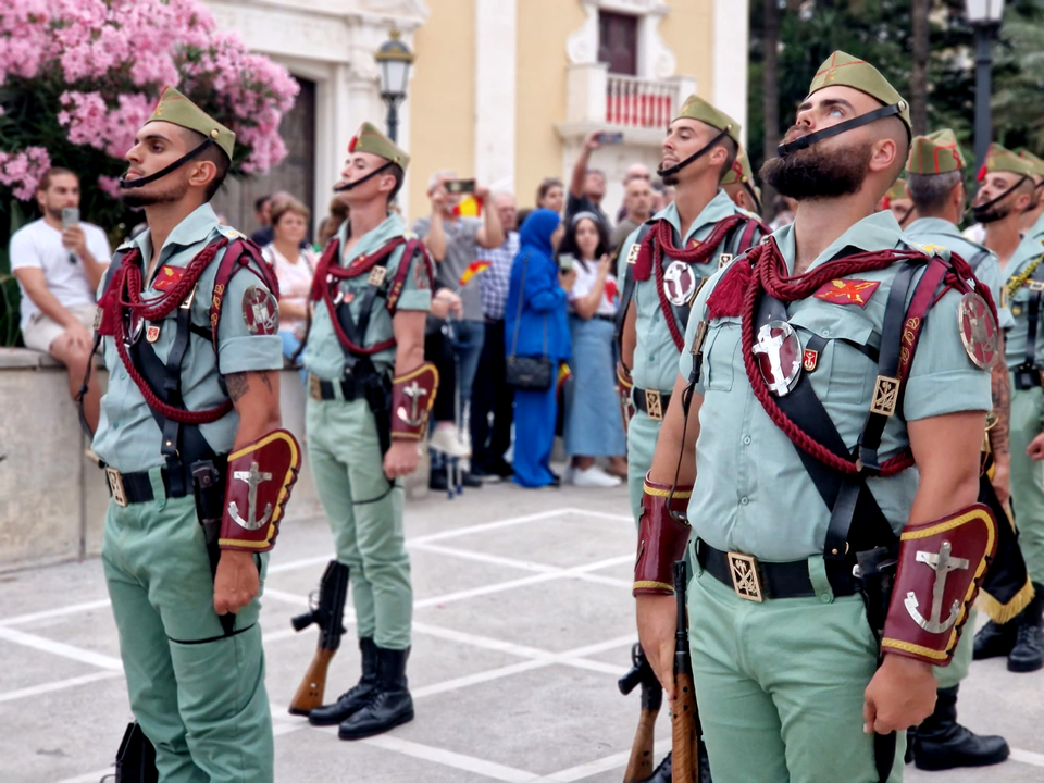 Arriado de Bandera protagonizado por La Legi&oacute;n por el D&iacute;a de las Fuerzas Armadas (21)